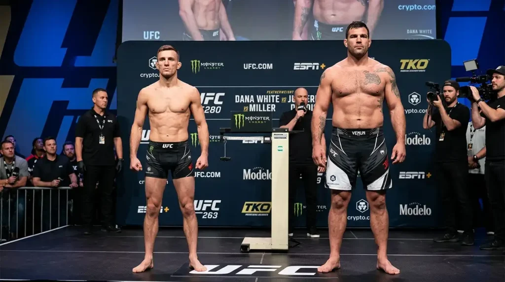 Zwei MMA-Kämpfer unterschiedlicher Statur beim Wiegen vor einem UFC-Event